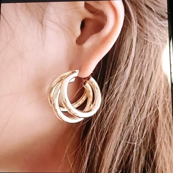 Elegant Gold Hoop Earrings. Nwot - Picture 3 of 6